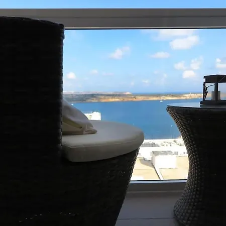 Seaside Serenity: Gem Appartement Mellieħa